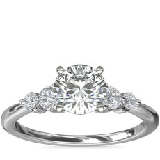 14k 白金小巧雙輔石鑽石訂婚戒指（1/6 克拉總重量）